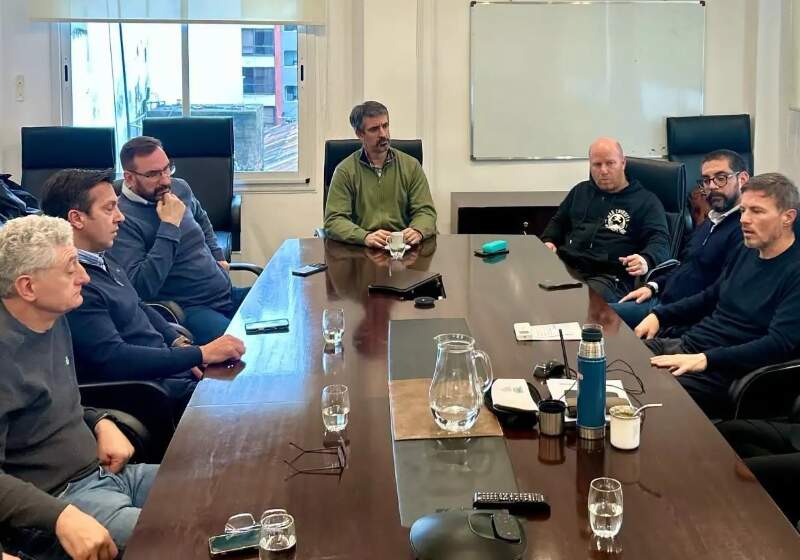 El intendente Wischnivetzky participó de una reunión con el ministro Costa junto a referentes regionales.