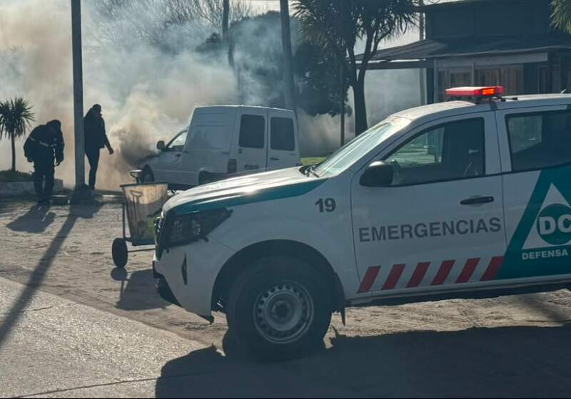 Se incendió una camioneta en plena avenida Acapulco