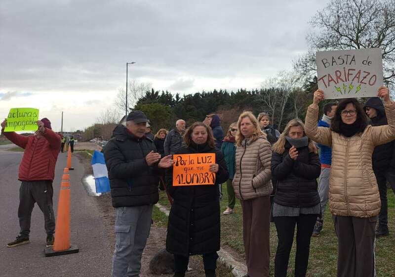 Vecinos protestaron en la ruta 11 por el aumento de la tarifa eléctrica en Mar Chiquita