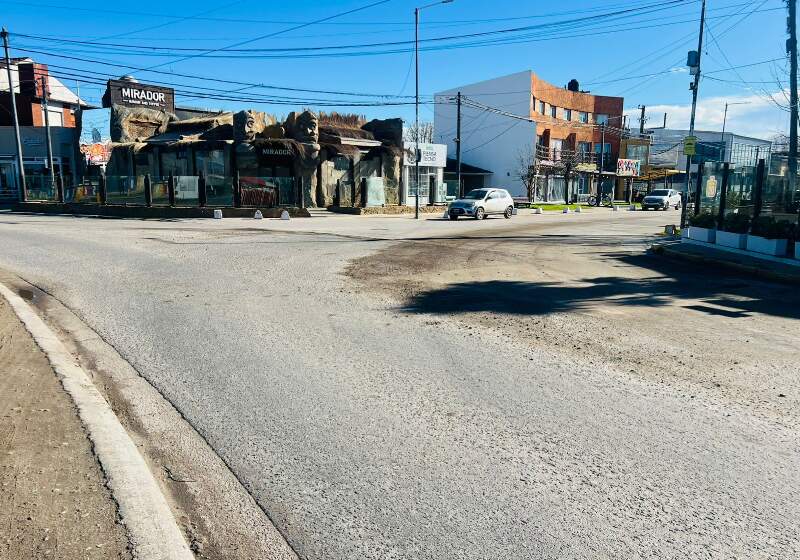 Normalizaron la circulación en dos cruces de la rotonda del Contrabandista tras tareas de bacheo