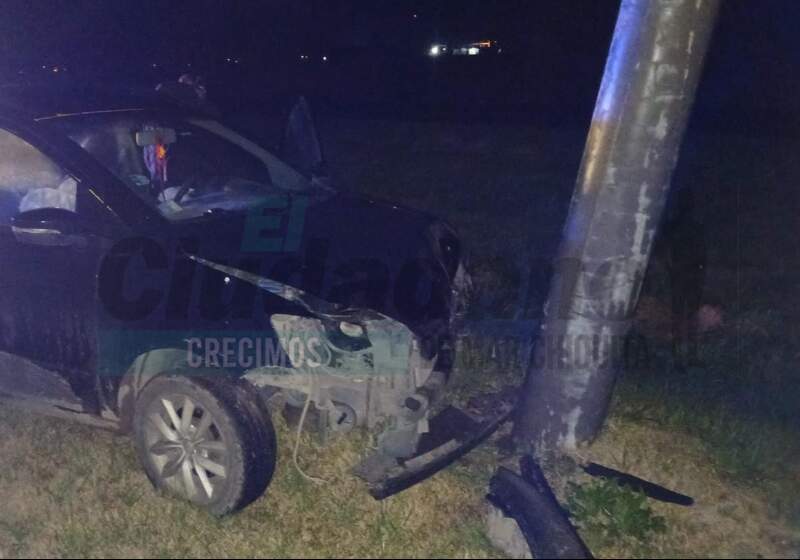 Un auto chocó contra una columna en ruta 11
