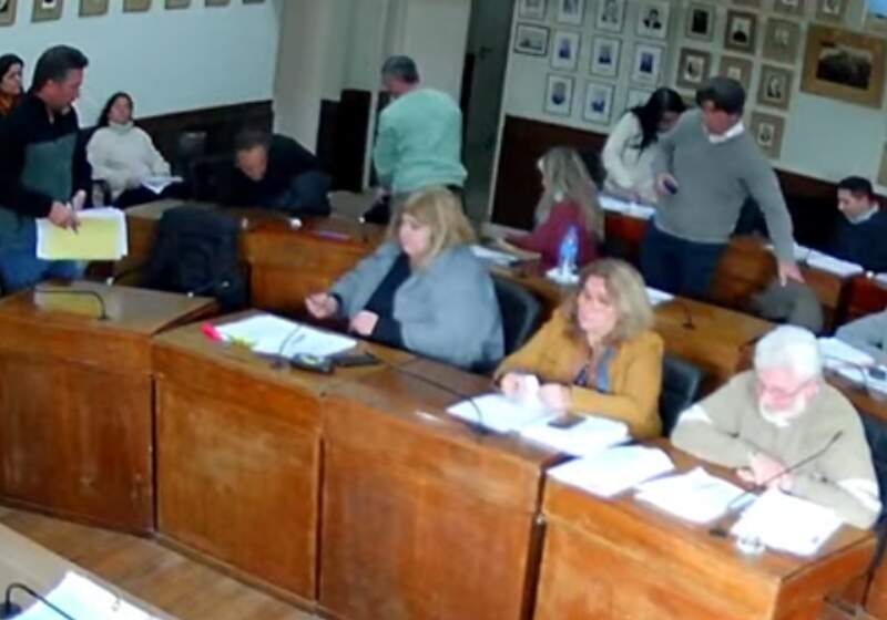 Escándalo: la oposición dejó el recinto en medio de reclamos 