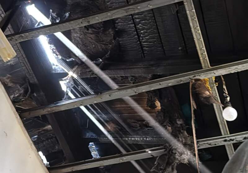 Bomberos trabajaron casi dos horas en el incendio de una casa en Santa Elena