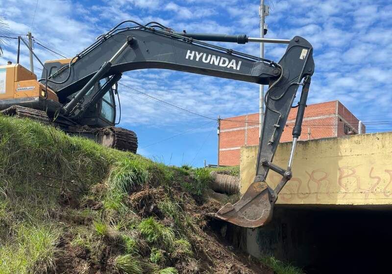Los trabajos se realizan con la colaboración de la Dirección de Hidráulica de la Provincia de Buenos Aires, que envió maquinaria específica para la tarea, se informó oficialmente.
