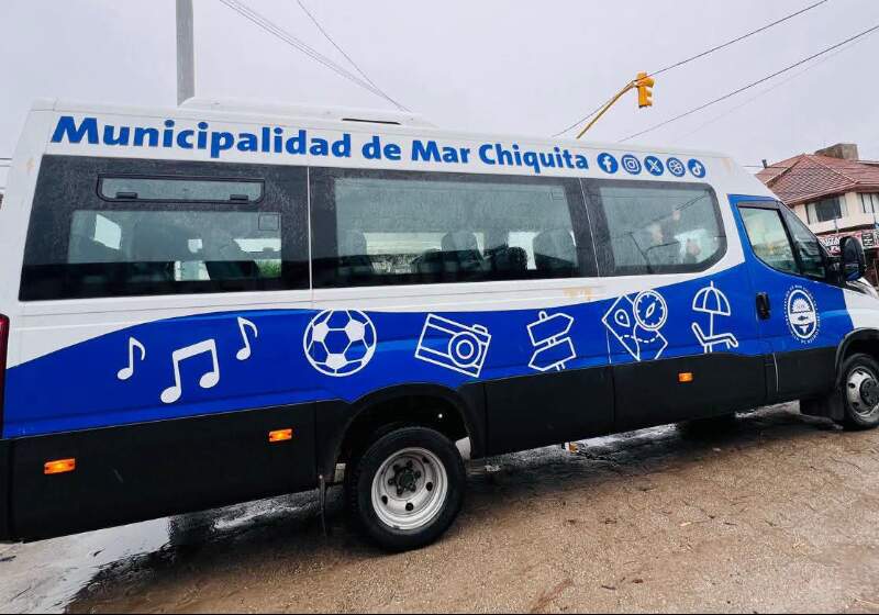 Por la falta de colectivo la municipalidad puso combis gratuitas para Camet Norte