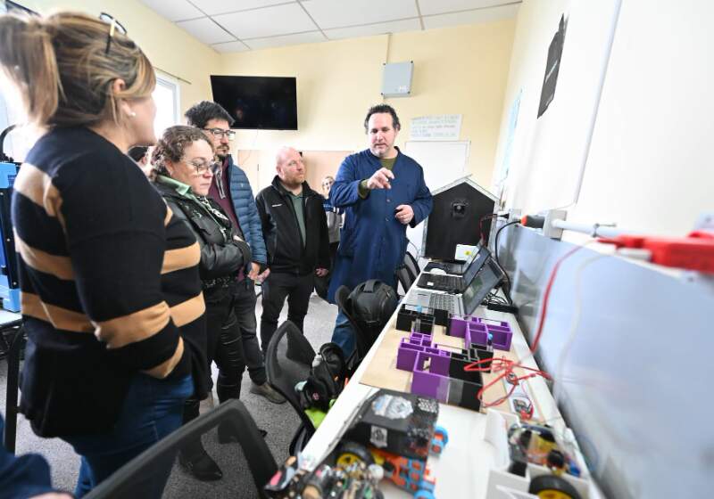 La jornada incluyó un recorrido por aulas y talleres y la presentación de proyectos desarrollados por estudiantes de la institución.