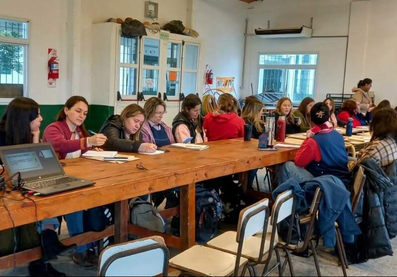 Participaron equipos escolares de distintas primarias del distrito junto a la formadora Carina Bonanno y autoridades educativas.
