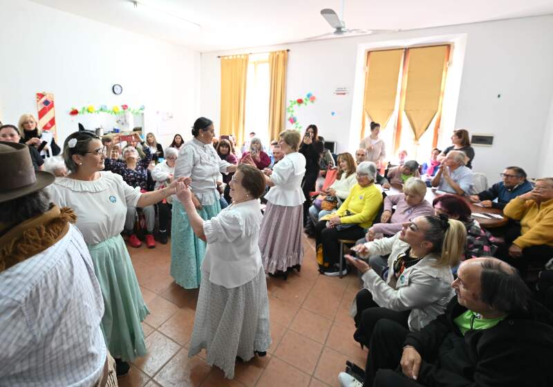 "Los sueños no se jubilan": emotivo encuentro intergeneracional en el Hogar de Día de Coronel Vidal