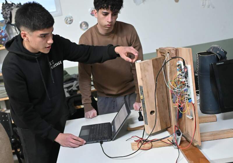 El intendente Walter Wischnivetzky recorrió las muestras de las carreras de Turismo, Enfermería, IOT y Ciencia de Datos.