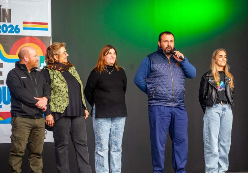 La competencia folklórica tuvo su apertura oficial en el Espacio Joven con la presencia del intendente Walter Wischnivetzky, autoridades comunales y la cantora Yamila Cafrune.