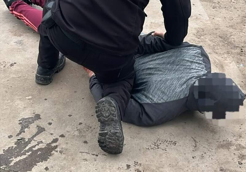 Personal de la DDI Mar Chiquita y la Fiscalía Descentralizada realizaron allanamientos con un detenido y un aprehendido. Un sujeto está profugo.