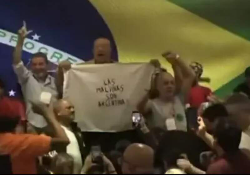 Jorge Paredi desplegó una bandera de Malvinas en el escenario de Lula y la imagen recorrió los medios del mundo