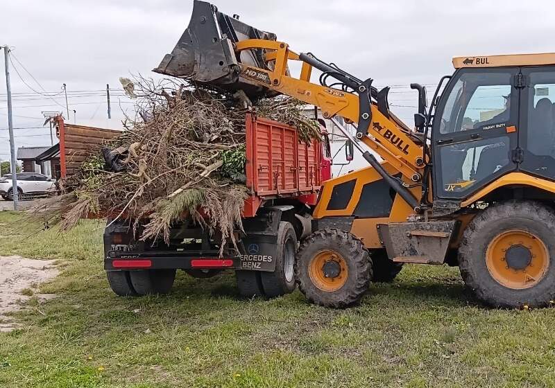 Las cuadrillas municipales ejecutaron tareas de nivelación de calles, engranzado, desmalezado y recuperación de espacios públicos en los barrios.