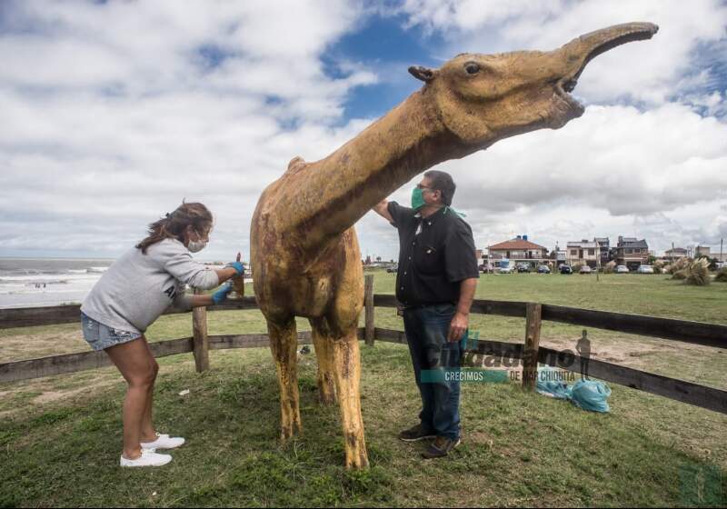 Las esculturas que se emplazan en la costa marchiquitense recibieron trabajos de refacción de la mano de miembros del Museo Municipal y la Secretaría de Cultura y Educación.