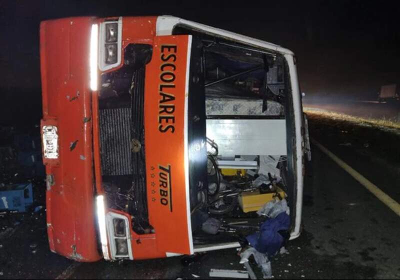 En el kilómetro 96 de la Ruta 2 chocó un camión, una camioneta y una combi escolar sin pasajeros. Un bebe de 4 meses perdio la vida.