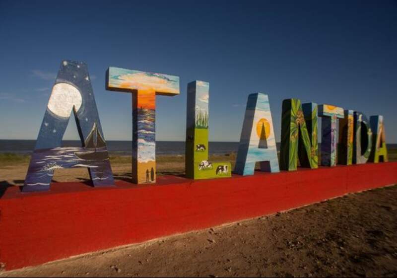 Al igual que en el resto de las localidades costeras, el paisaje marino suma más arte en sus carteles de bienvenida.