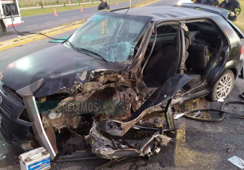 Cerca de las 5 de la mañana de este domingo, a la altura del km 503 un vehículo quedó, literalmente, sin el lateral producto del choque con una columna de alumbrado. 