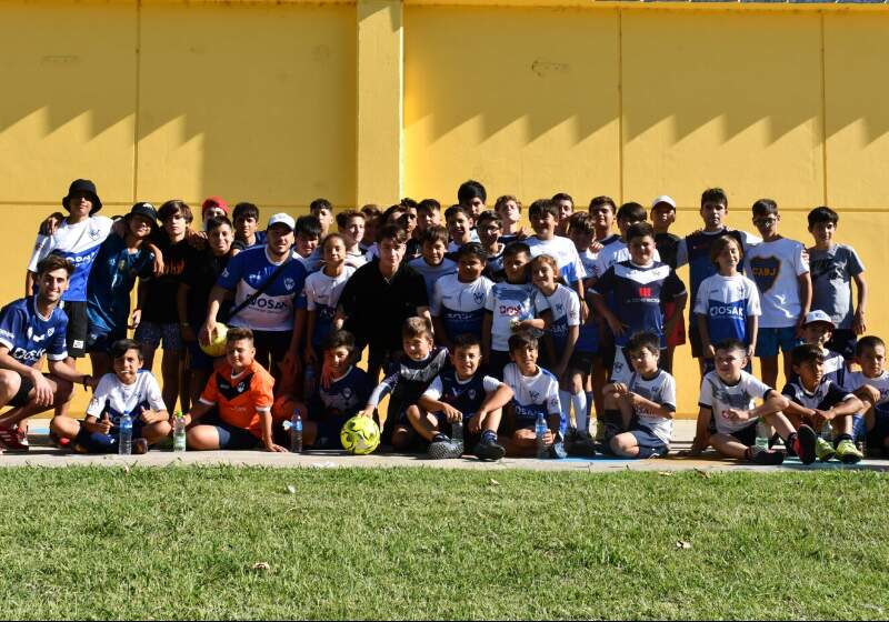 El jugador de Juventus de Italia y de la Selección Argentina de fútbol, participó de un evento realizado por la Secretaría de Deportes y el Club Sarmiento de Coronel Vidal.