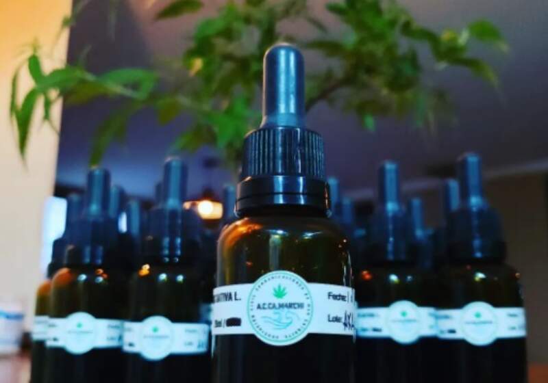 La marihuana ya no sólo puede ser consumida y cultivada legalmente por gente con patologías. Así lo establecen las últimas modificaciones a la norma. 
