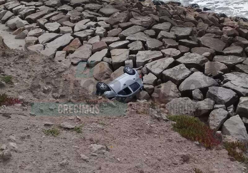 Ocurrió este domingo a la altura del km. 503, en el barrio Playa Dorada. El conductor, único ocupante del vehículo, recibió heridas leves y fue trasladado al CAPS de la ciudad.