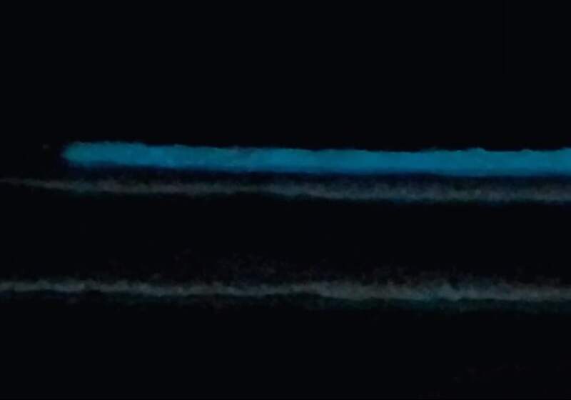 Los usuario de redes sociales subieron videos de Camet Norte y el Balneario Parque Mar Chiquita de las olas brillantes, de color azulado. Un fenómeno originado el plancton.