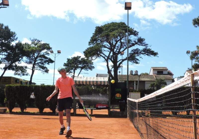 Juan Bacci, profesor del deporte, explicó cómo se desarrolla la actividad en el Club de Tenis costero.